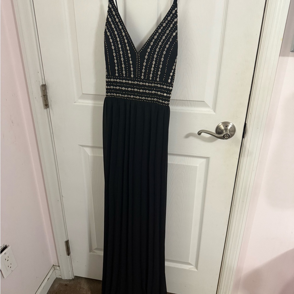 Lulu's Black and White Sleeveless V-Neck Gown
